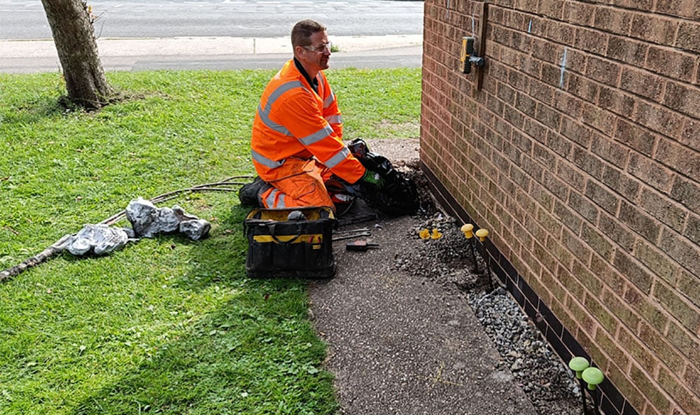 Geobears tekniker förbereder geopolymerinjektering via villa
